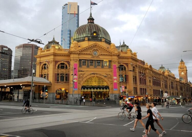 A photo taken April 2, 2010 shows Melbourne's Flinders Street Station which is the central railway station of the suburban rail network of Melbourne. It is on the corner of Flinders and Swanston Streets next to the Yarra River in the heart of the city, stretching from Swanston Street to Queen Street and covering two city blocks.  Each weekday, over 110,000 commuters and 1,500 trains pass through the station.  AFP PHOTO/William WEST (Photo by WILLIAM WEST / AFP)