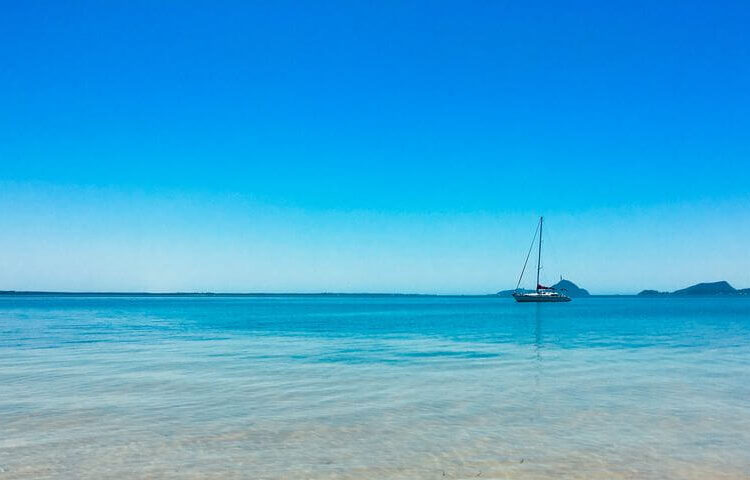 Le bleu de la mer et du ciel de magnifique Port Stephens, NSW - - by Sophie Clark