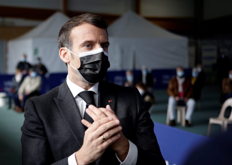 French president Emmanuel Macron visits a Covid-19 vaccination center, in Valenciennes, on March 23, 2021. - The visit aims at at promoting vaccination among citizens. (Photo by Yoan VALAT / POOL / AFP)