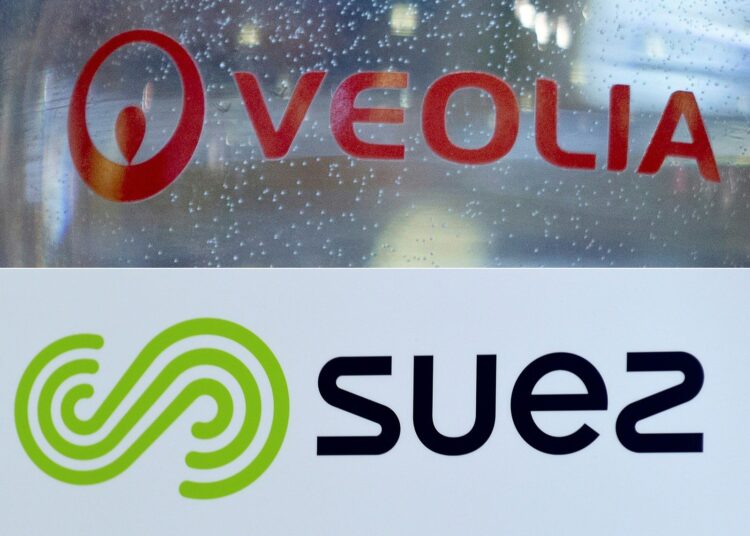 (FILES) (COMBO) This combination of pictures created on September 14, 2020 shows the logo of French international utility group Veolia Environnement (up) on February 26, 2015, and the logo of French group Suez on September 7, 2020. - The Veolia group, which has launched a takeover offer for Suez, its competitor in the water and waste sector, has ordered the latter to "deactivate" its foundation under Dutch law, which aims to prevent the sale of Suez' water assets, calling for "dialogue" in a statement released on April 5, 2021. (Photos by KENZO TRIBOUILLARD and ERIC PIERMONT / AFP)