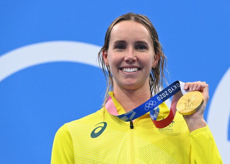 Gold medallist Australia's Emma McKeon poses with her medal on the podium after the final of the women's 50m freestyle swimming event during the Tokyo 2020 Olympic Games at the Tokyo Aquatics Centre in Tokyo on August 1, 2021. (Photo by Attila KISBENEDEK / AFP)