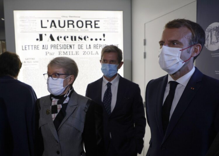 French President Emmanuel Macron (R), flanked by president of the Maison Zola-Musee Dreyfus association Louis Gautier (C) and journalist Emile Zola's great-granddaughter's Martine Le Blond-Zola (L), visits the Dreyfus Museum, on the property of the Emile Zola house in Medan, near Paris, on October 26, 2021. - French President inaugurates on October 26 the first museum dedicated to the Dreyfus affair, installed in the house of French writer and journalist Emile Zola , defender of Alfred Dreyfus and author of the famous "J'accuse" article published in L'Aurore newspaper in 1898. (Photo by Ludovic MARIN / POOL / AFP)