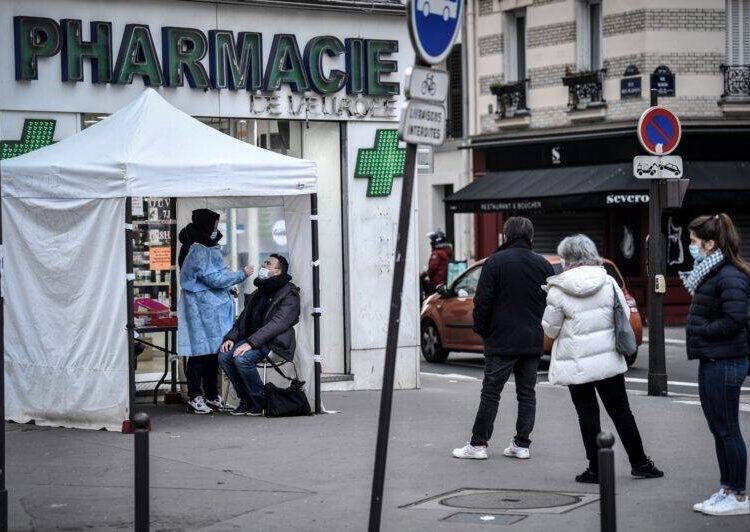 Patients wait to be tested for the novel coronavirus Covid-19 in Paris on December 23, 2021. - The number of daily Covid-19 cases in France is set to exceed 100 000 by the end of December due to the faster-spreading Omicron variant, French Health Minister said. France recorded almost 73 000 new infections on December 21, with an average of over 54 000 over the last seven days. But officials fear that the emergence of Omicron has changed the nature of the pandemic. (Photo by STEPHANE DE SAKUTIN / AFP)