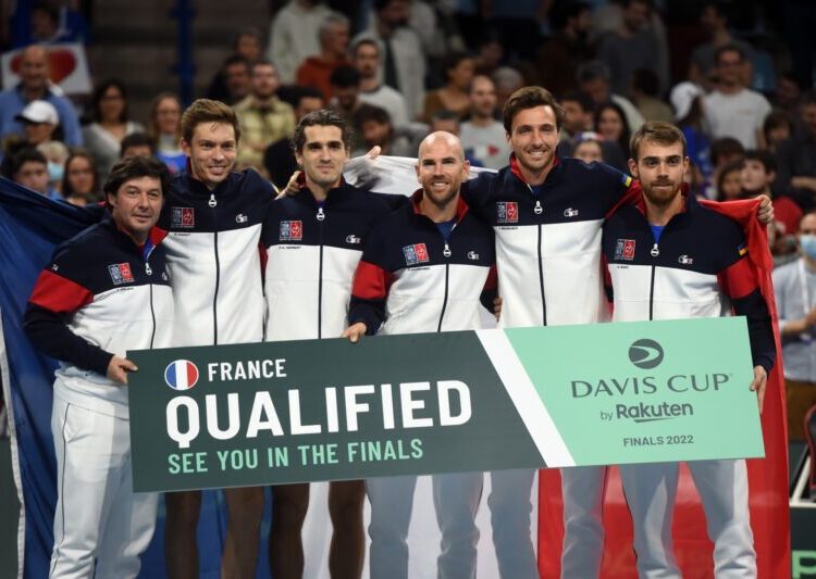 France's team celebrates after winning the Davis Cup playoff match between France and Ecuador at the Palais des Sports in Pau, southwestern France, on March 5, 2022. (Photo by GAIZKA IROZ / AFP)