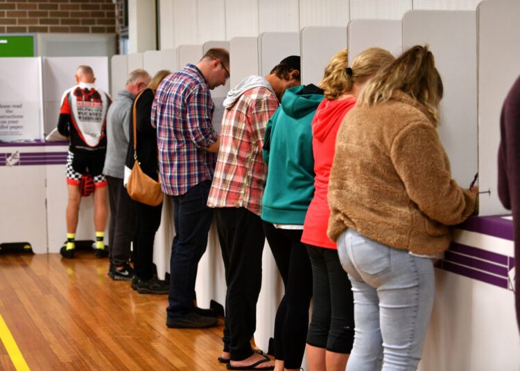 Voters fill their ballot papers at the Lilly Pilly as polling booths open for Australia's general election in Sydney on May 18, 2019. (Photo by Saeed KHAN / AFP)