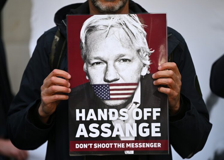 Supporters and activists hold placards outside Westminster Magistrates court in London on April 20, 2022, calling for WikiLeaks founder Julian Assange, who is currently in custody pending an extradition request from the US, to be freed. - Assange is set to at a British court on Wednesday for a hearing relating to Washington's extradition request over hacking charges in a test case of media freedoms in the digital age and the global limits of US justice. (Photo by JUSTIN TALLIS / AFP)