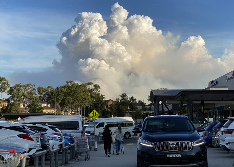 This picture taken on May 2, 2021 shows smoke filling the sky as Sydney is enveloped in a thick bank of hazardous bushfire smoke forcing authorities in Australia's largest city to scale back controlled forest burning nearby. (Photo by Saeed KHAN / AFP)