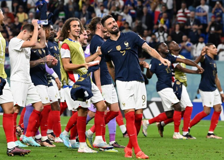 France players celebrate with supporters after France won the Qatar 2022 World Cup Group D football match against Australia at the Al-Janoub Stadium in Al-Wakrah, south of Doha on November 22, 2022. (Photo by Chandan KHANNA / AFP)