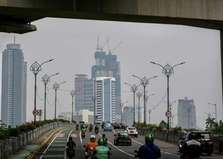 Motorists commute during the morning rush hour in Jakarta on December 7, 2022. (Photo by BAY ISMOYO / AFP)