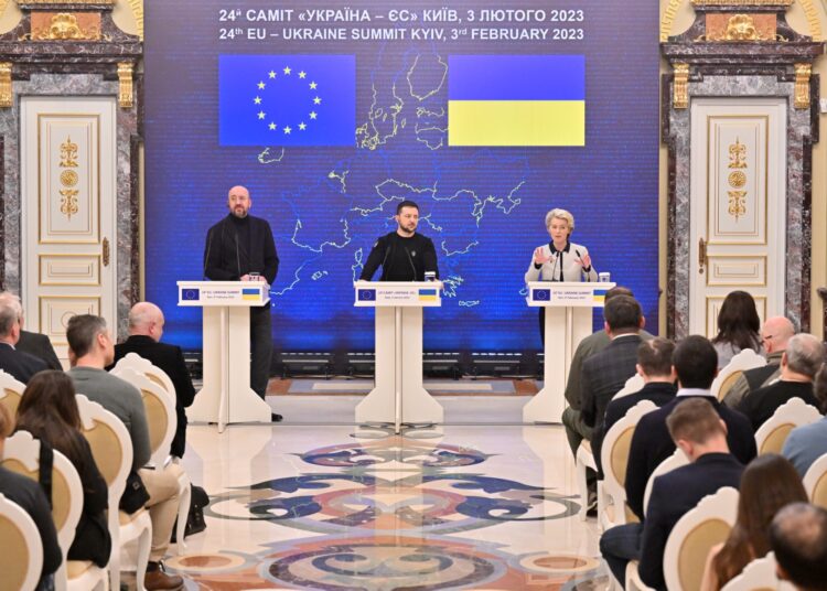 Ukrainian President Volodymyr Zelensky (C), European Council President Charles Michel (L) and President of the European Commission Ursula von der Leyen (R) give a joint press conference during an EU-Ukraine summit in Kyiv on February 3, 2023. - The EU on February 3 pledged to support Ukraine "every step of the way" in its quest for bloc membership as top officials gathered in Kyiv for a highly symbolic summit. (Photo by Sergei SUPINSKY / AFP)